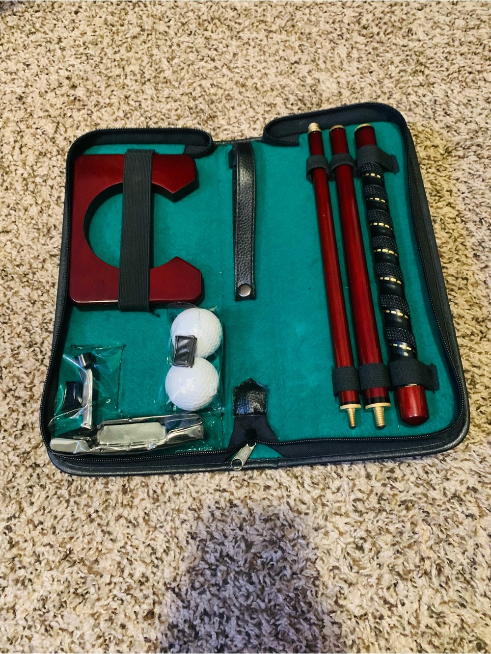 Portable Golf Putter Set, Featuring a Detachable Putter and two golf balls.